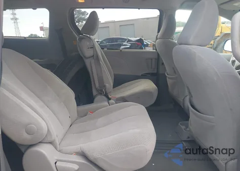 2013 Toyota Sienna Le V6 8 Passenger z USA, uszkodzony, nr VIN 5TDKK3DC4DS345768